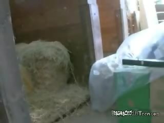 চমত্কার সাদা farmer বালিকা সঙ্গে বিশাল পাছা sucks বাইকের আসন ভাল