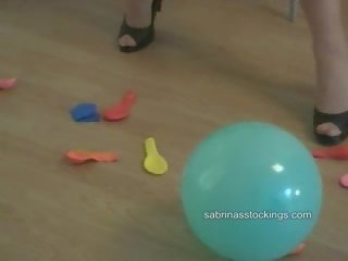 Ýubkasyny jyklamak shots as this looner blows up balloons