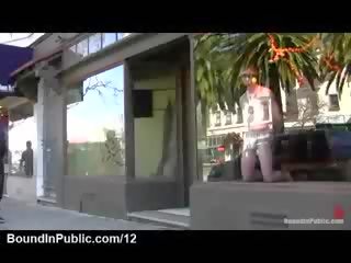 مقيد عار و معصوب العينين مثلي الجنس تظاهر في متجر نافذة